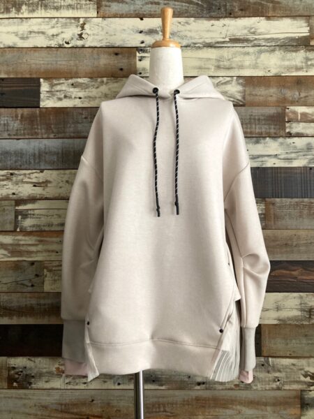 BACK PLEATED HOODIE/着用