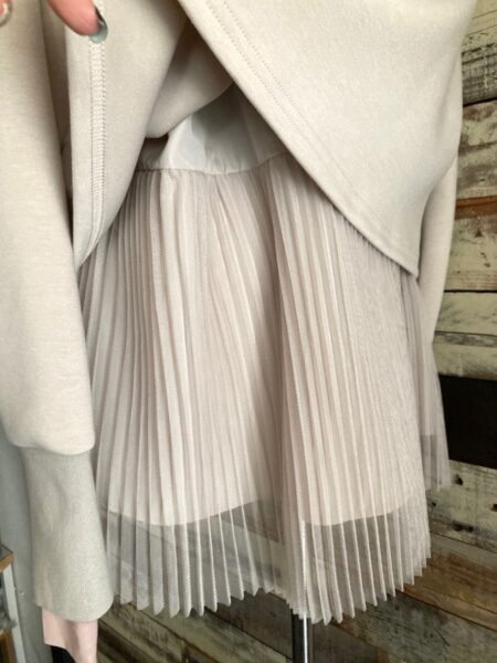 BACK PLEATED HOODIE/プリーツアップ