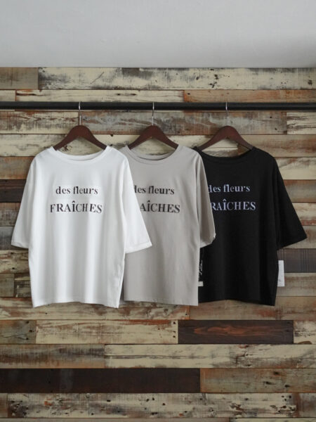 エンボスロゴTシャツ