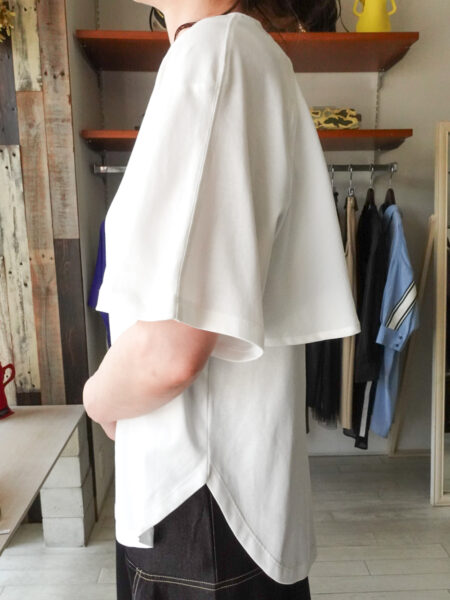 バックフリルTシャツ/着用サイド