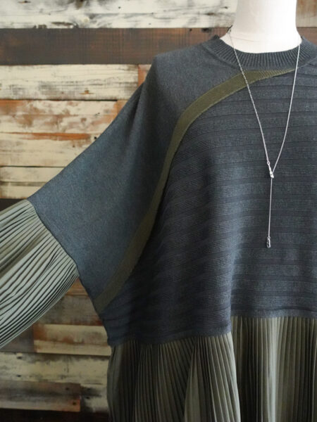 プリーツ切替ニットプルオーバー／OSMOSIS(オズモーシス)／右側