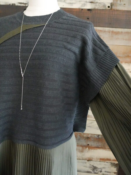 プリーツ切替ニットプルオーバー／OSMOSIS(オズモーシス)／左側