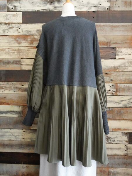 プリーツ切替ニットプルオーバー／OSMOSIS(オズモーシス)／バック