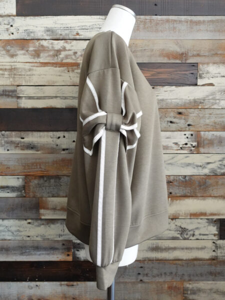 デザインスリーブポンチプルオーバー／着用／サイド