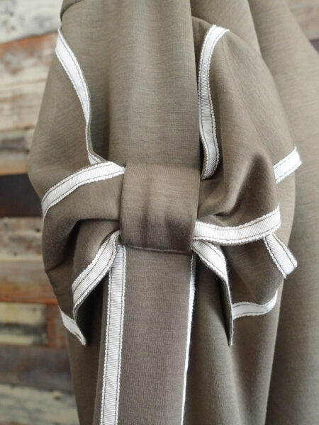 デザインスリーブポンチプルオーバー／袖アップ