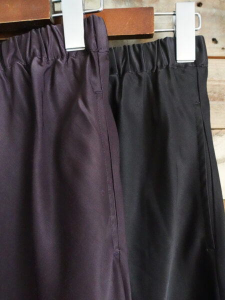 サテンロングスカート