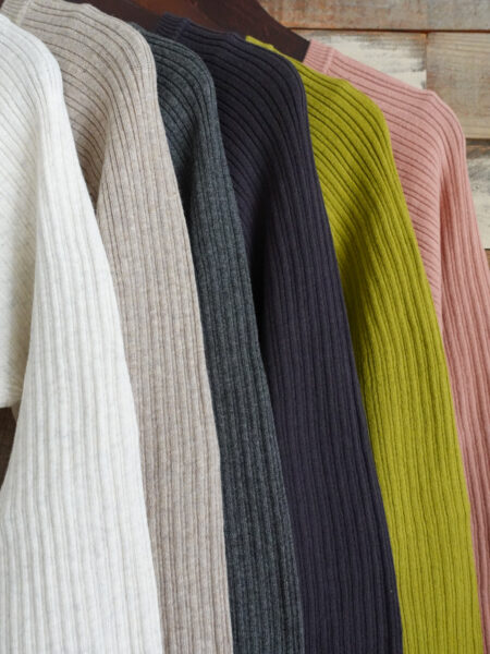 クルーネックコットンリブニット