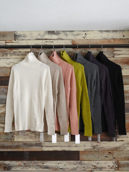 タートルネックコットンリブニット