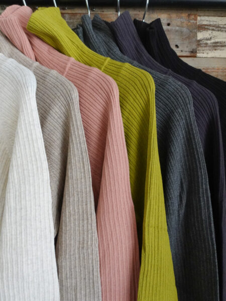 タートルネックコットンリブニット