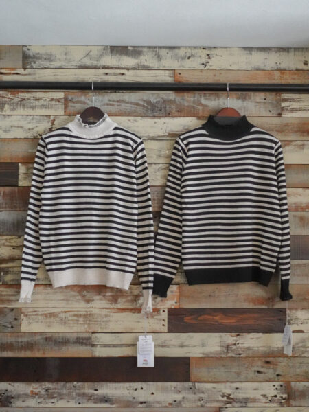 ボーダー柄ハイネックニット