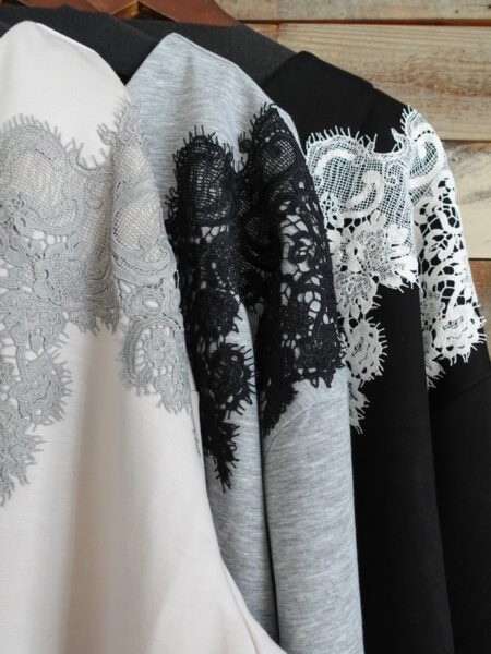 レースモチーフVネックプルオーバー／OSMOSIS (オズモーシス)