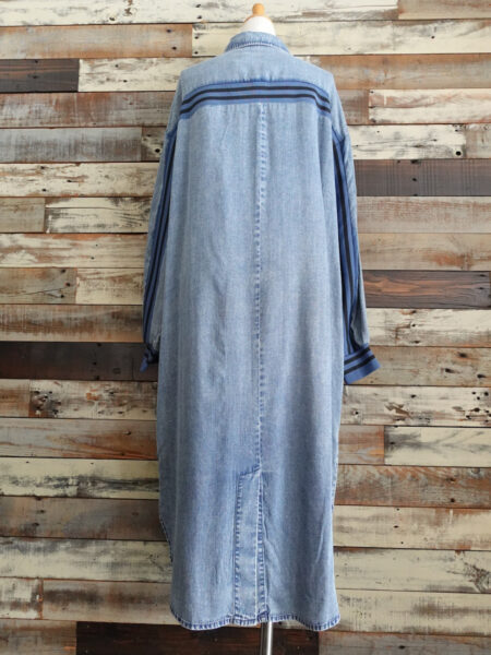 テンセルデニムバックラインシャツワンピース/着用バック