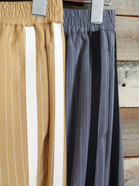 ストライプ柄サイドラインパンツ／アップ