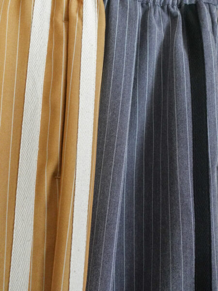 ストライプ柄サイドラインパンツ