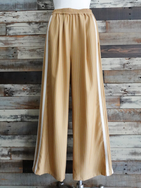 ストライプ柄サイドラインパンツ／着用