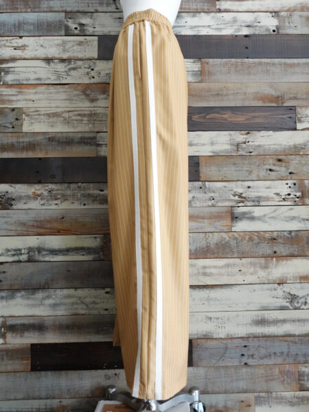 ストライプ柄サイドラインパンツ／着用サイド