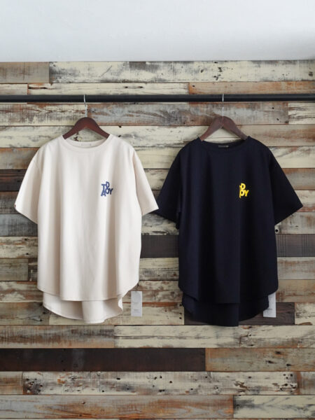 バックテープロゴTシャツ